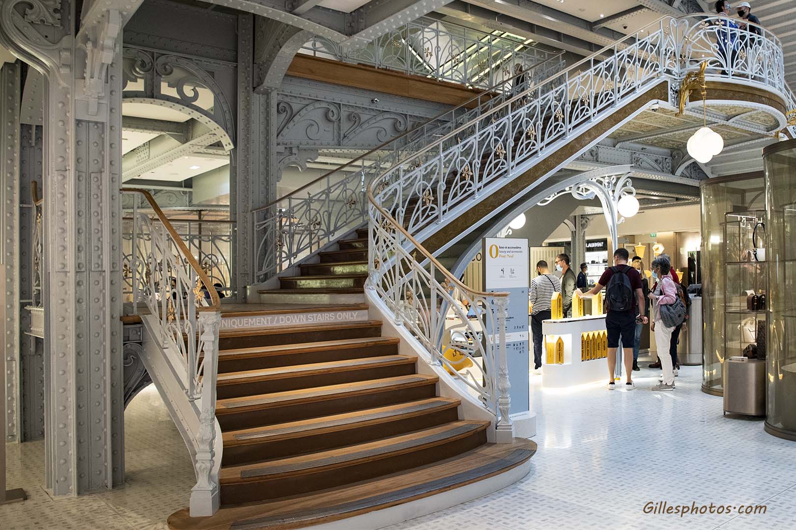 Escalier d'époque rénové de la Samaritaine Pont neuf - Paris